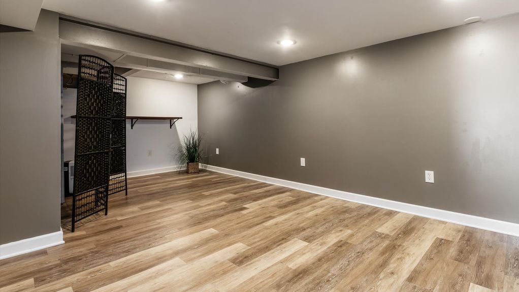 22-zj 343 W Maple St057