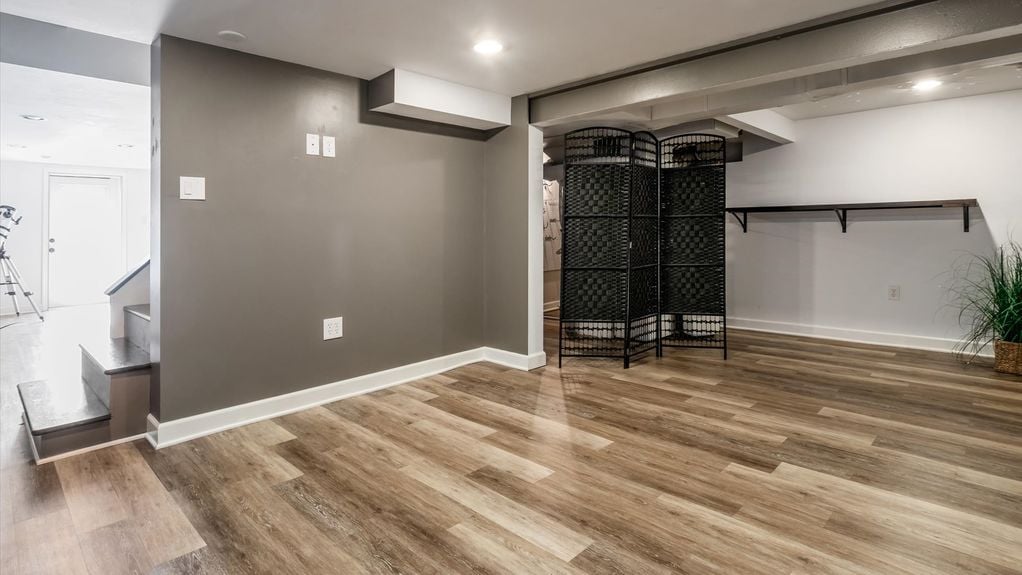 23-zj 343 W Maple St059