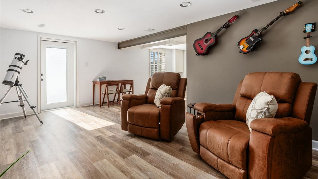 24-zj 343 W Maple St061