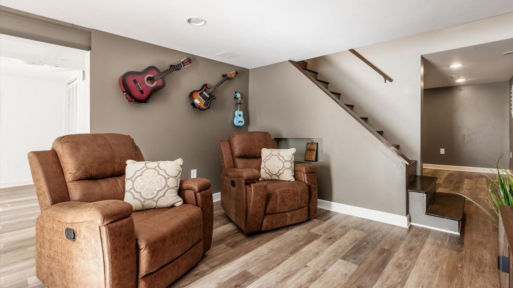 25-zj 343 W Maple St064