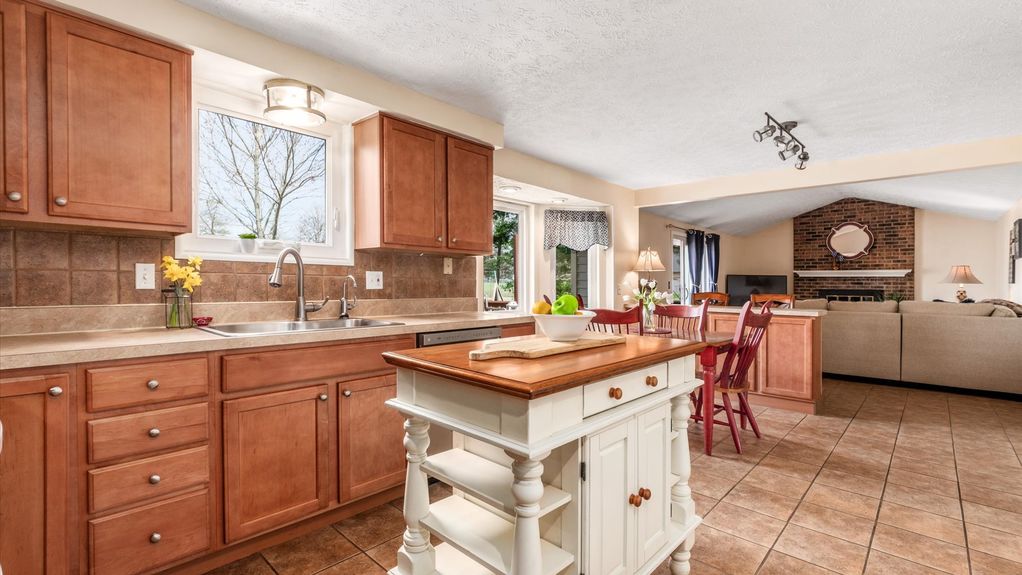 12-zj 110 Canterberry Ln SW028