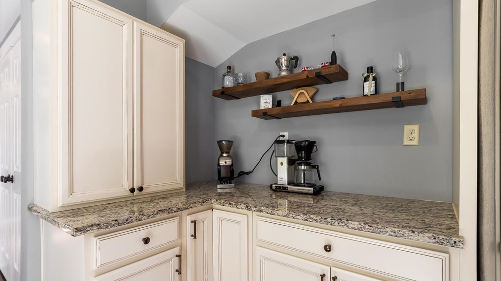 15-zj 1356 Welsh Hills Rd NE052