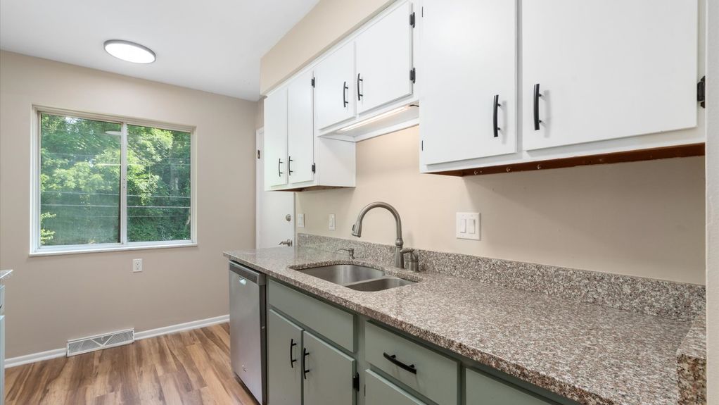 08-zj 18 Pine Village Dr028