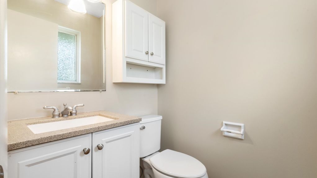 10-zj 18 Pine Village Dr051