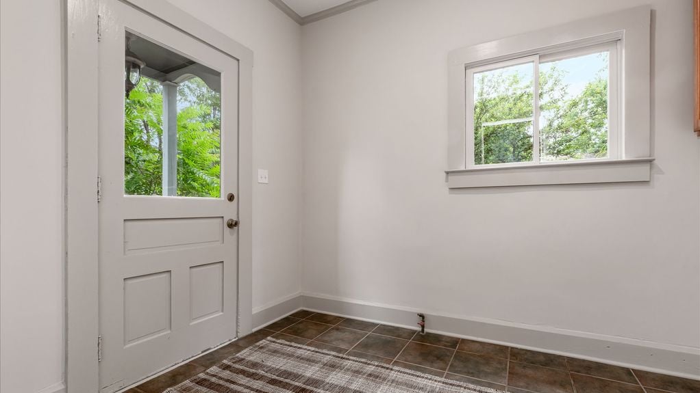 10-zj 423 Hudson Ave025