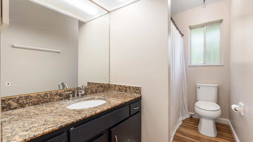 12-zj 18 Pine Village Dr034
