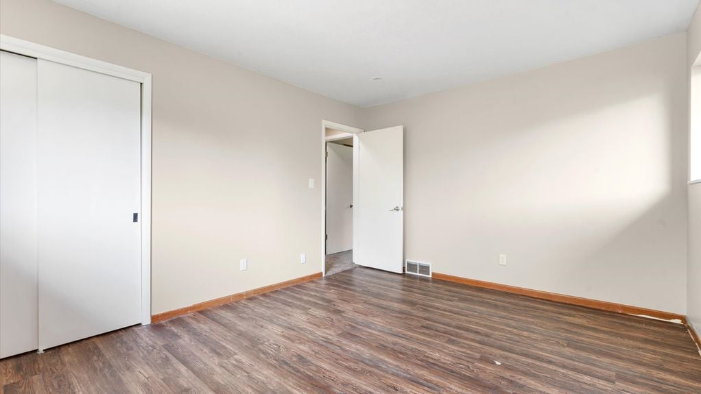 13-zj 18 Pine Village Dr044