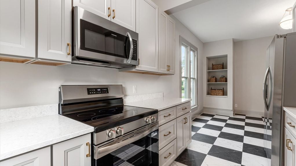 18-zj 423 Hudson Ave047