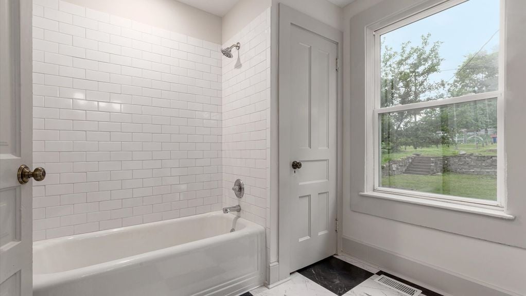 20-zj 423 Hudson Ave053
