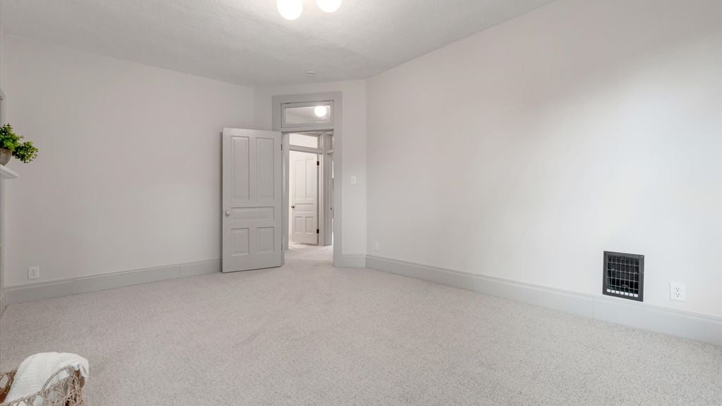 28-zj 423 Hudson Ave073