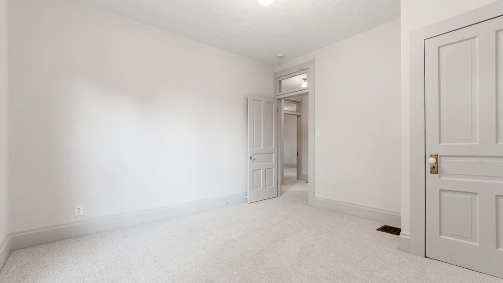 30-zj 423 Hudson Ave078