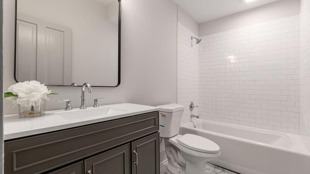 31-zj 423 Hudson Ave080