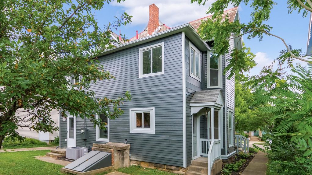 37-zj 423 Hudson Ave096
