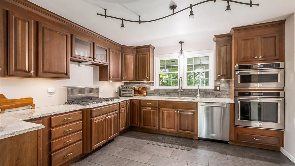 12-zj 1131 Parkview Rd042