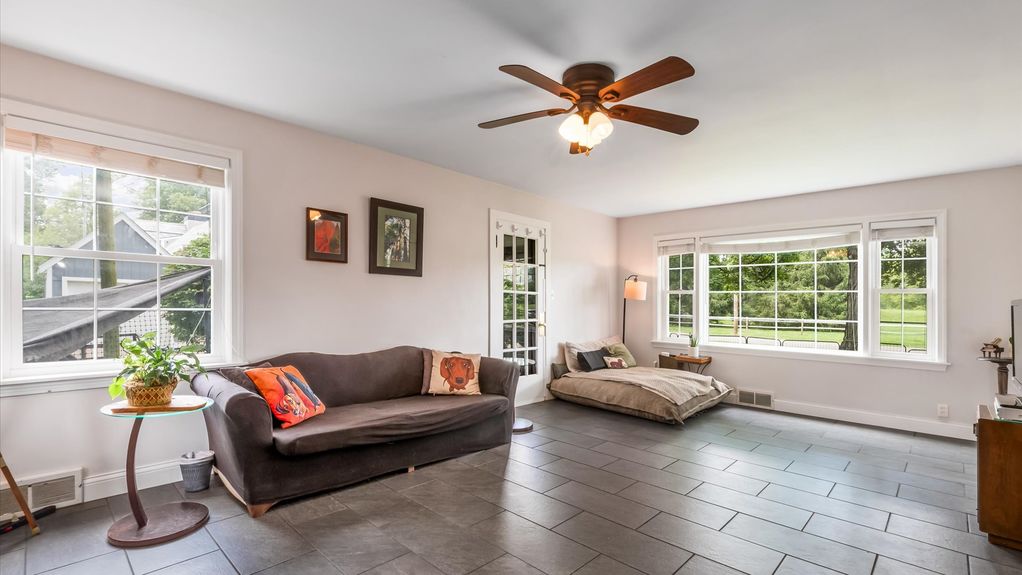 16-zj 1131 Parkview Rd070