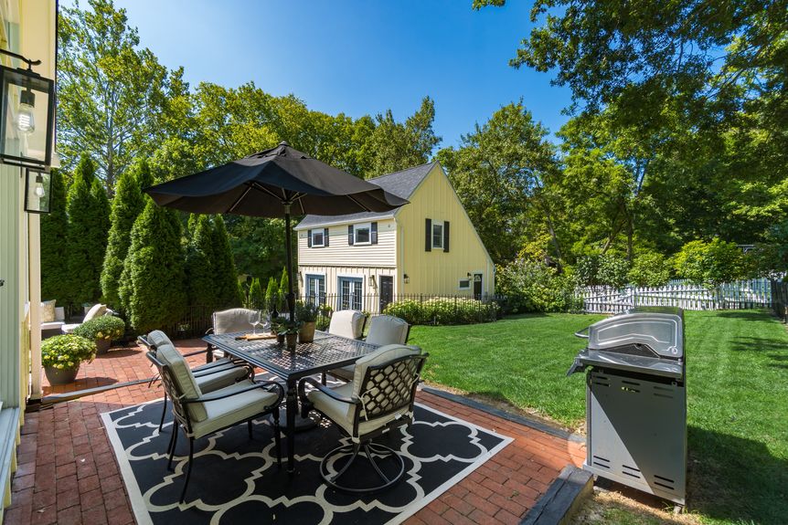 02-patio-dining