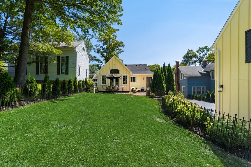 04-backyard-lawn