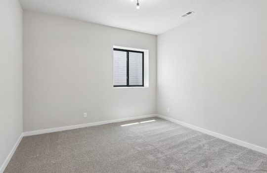 21-web-or-mls-6517 S 214th St_021