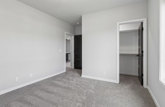 25-web-or-mls-6517 S 214th St_025