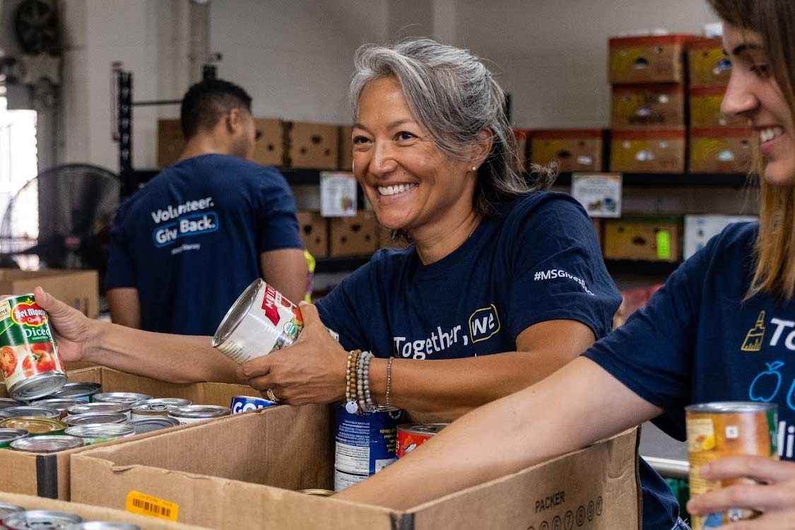 HawaiiFoodbank_WarehouseVolunteers_01