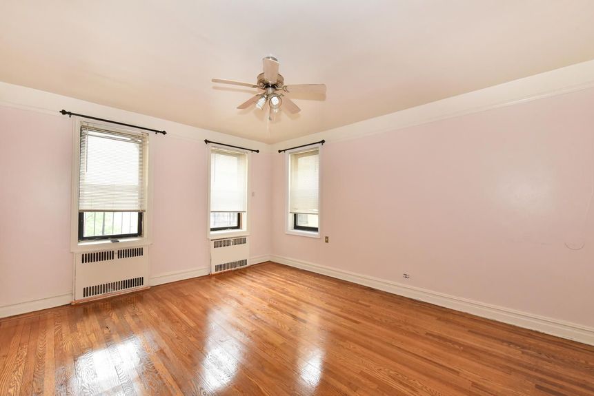 Empty living room with fandelier