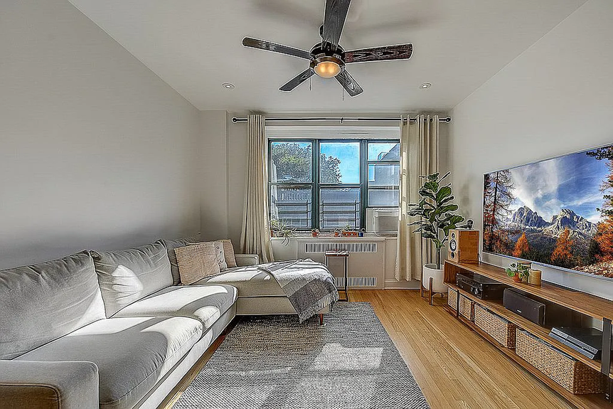 Living room with furniture and fandelier
