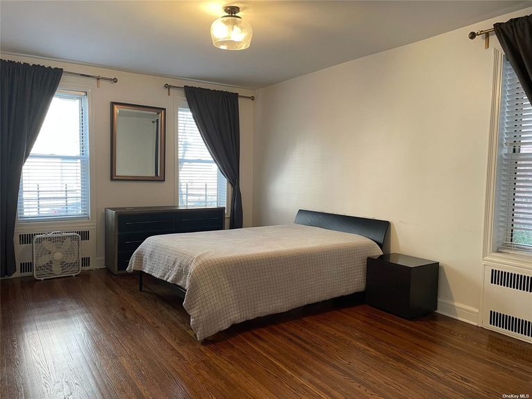 Large bedroom with three beautiful windows