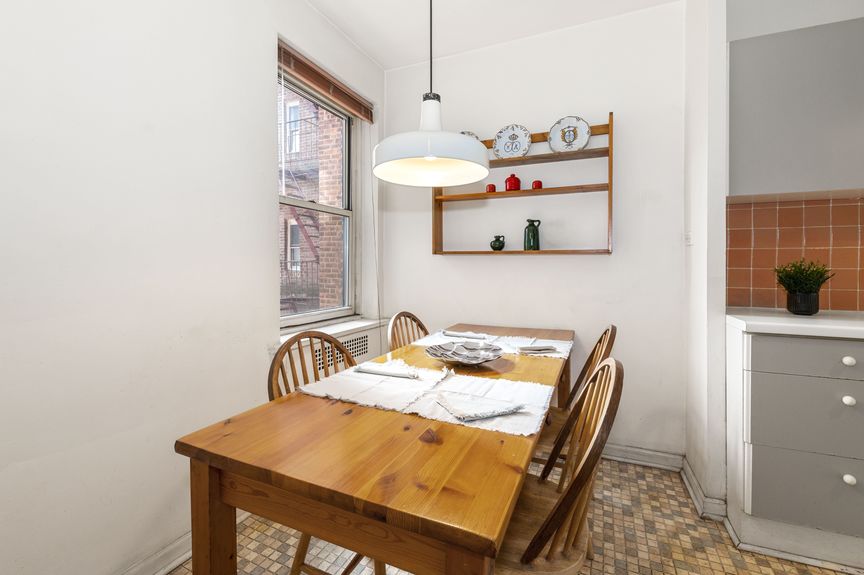 Eat-in-kitchen with window