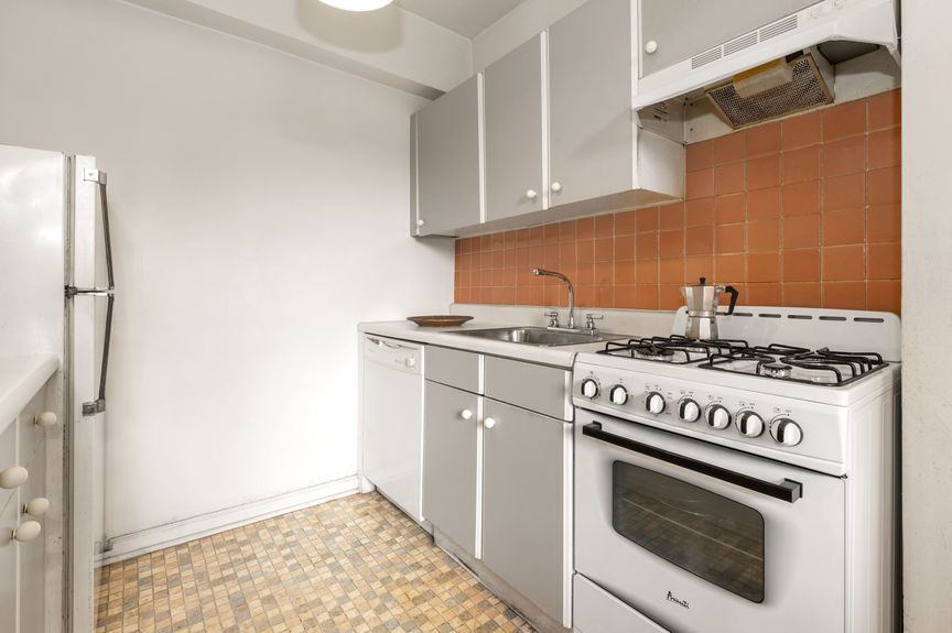 Kitchen with a gas stove and sink