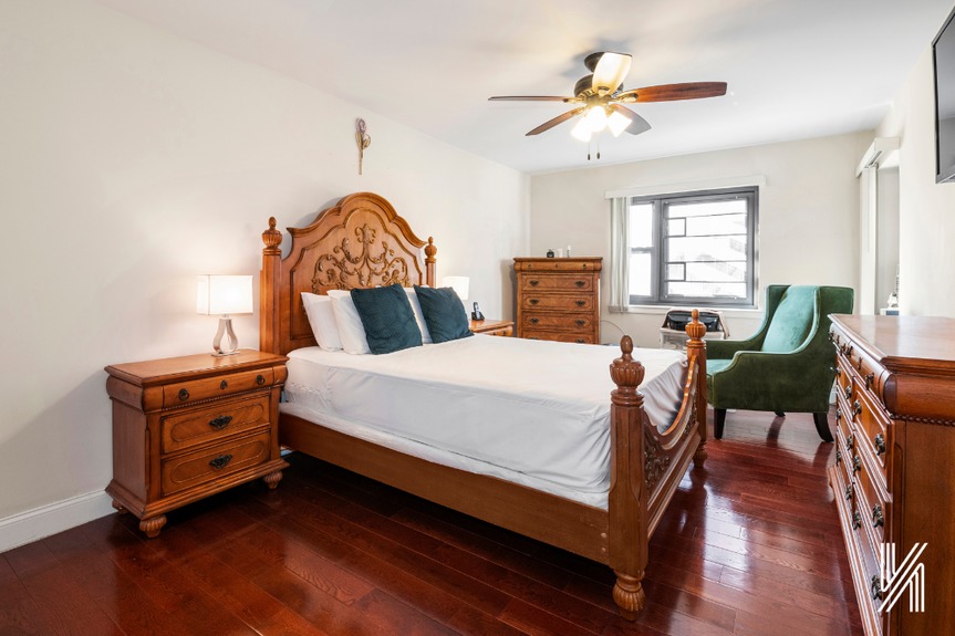 Bedroom with a double-wide closet