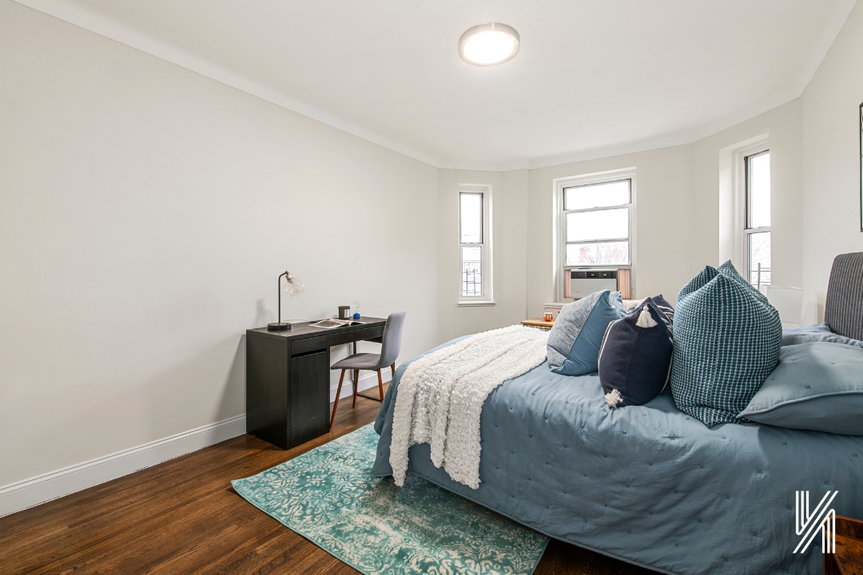 Bed with office table and 2 windows
