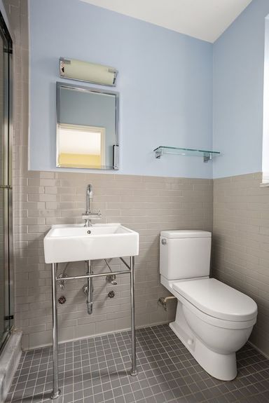 Bathroom with a squared mirror and a toilet.