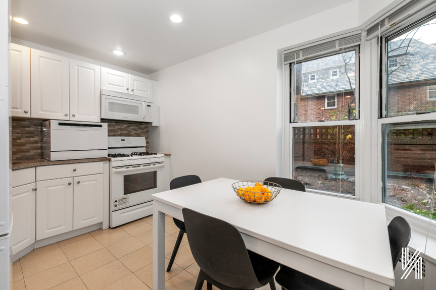 Kitchen with dining table