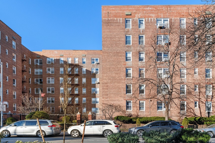 southridge-section-one-apartment-for-sale-jackson-heights-queens-ny-compass (2)
