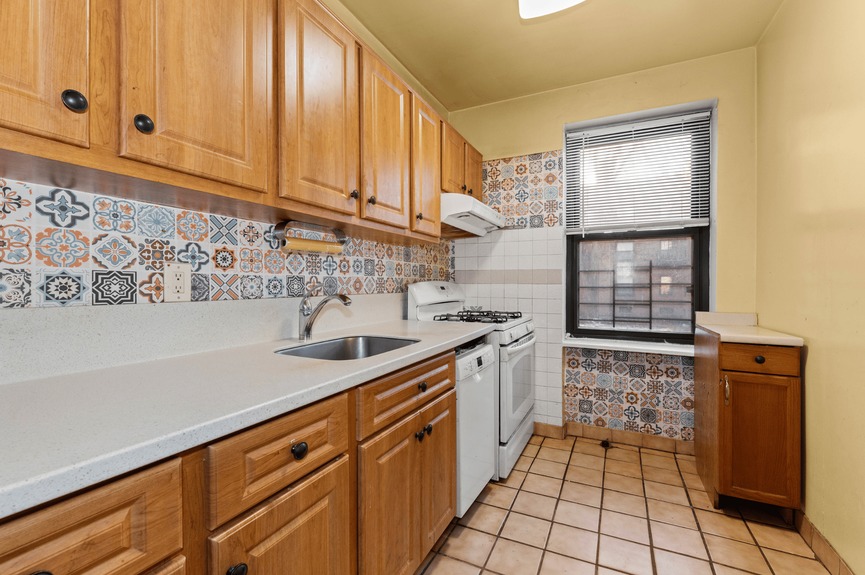 garden-bay-manor-condo-apartment-for-sale-astoria-queens-compass-vasilis-kokoris (7)