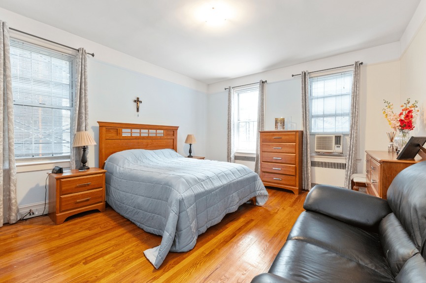 jackson-heights-queens-nyc-homes-for-sale-realtor-zillow-compass (12)