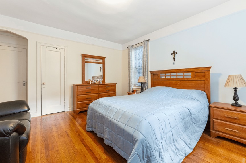 jackson-heights-queens-nyc-homes-for-sale-realtor-zillow-compass (13)