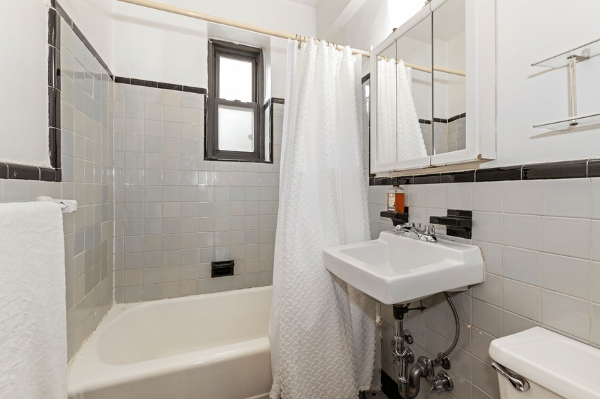 garden-bay-manor-home-queens (18)