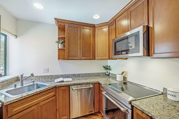 7_4250_El_Camino_Real_A302 Palo_Alto California 7