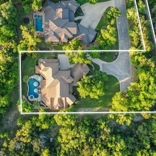 How do heritage trees and lot topography affect value in Northwest Hills Austin?