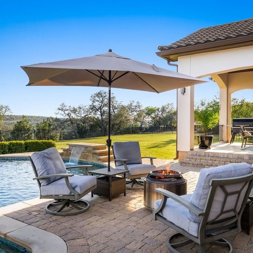 How important are professional photos when selling in Northwest Hills?