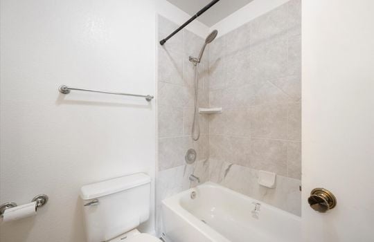 18-Primary Bedroom En Suite