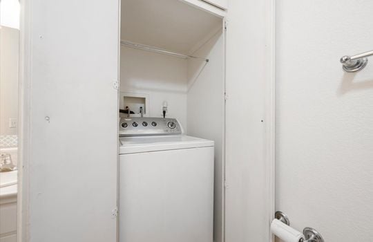 20-Primary Bedroom En Suite_Laundry