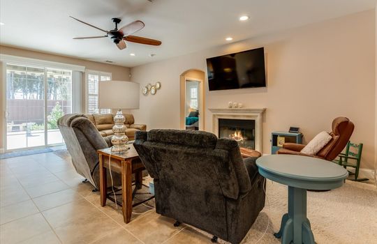 1172 Hastings Ct - Living Room 02