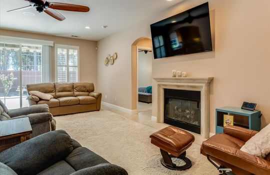 1172 Hastings Ct - Living Room 03