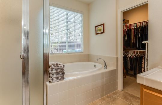1172 Hastings Ct - Primary Bathroom 03