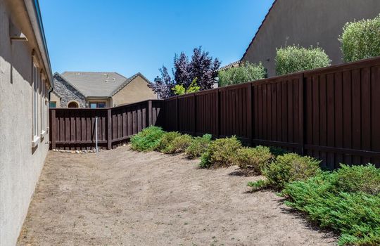 1172 Hastings Ct - Side Yard 01