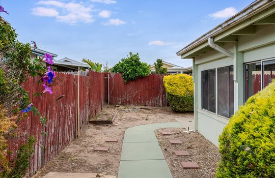 44-926-Vista-Del-Rio-Side-Yard