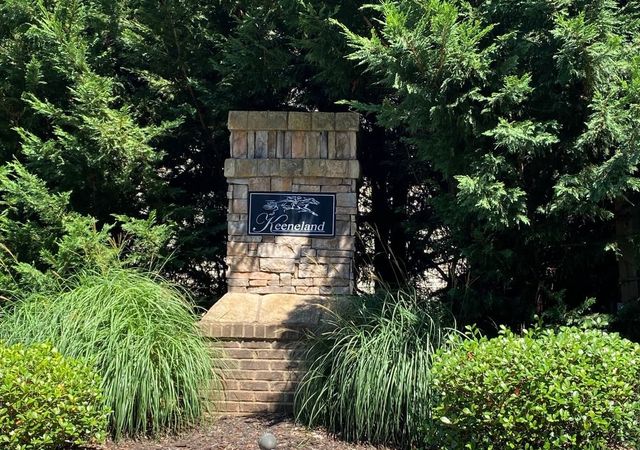 Keeneland-Entrance-Post