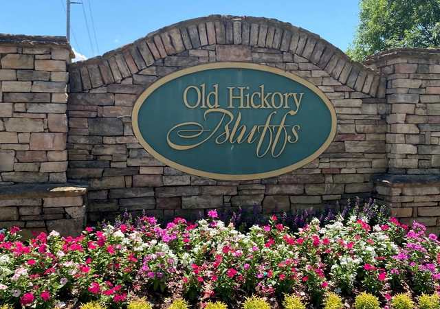 Old-Hickory-Bluffs-Entrance